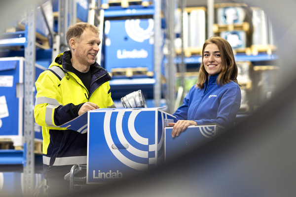 Pro shop Gothenburg Employee customer woman man female salesperson male customer in reflective jacket photo through duct