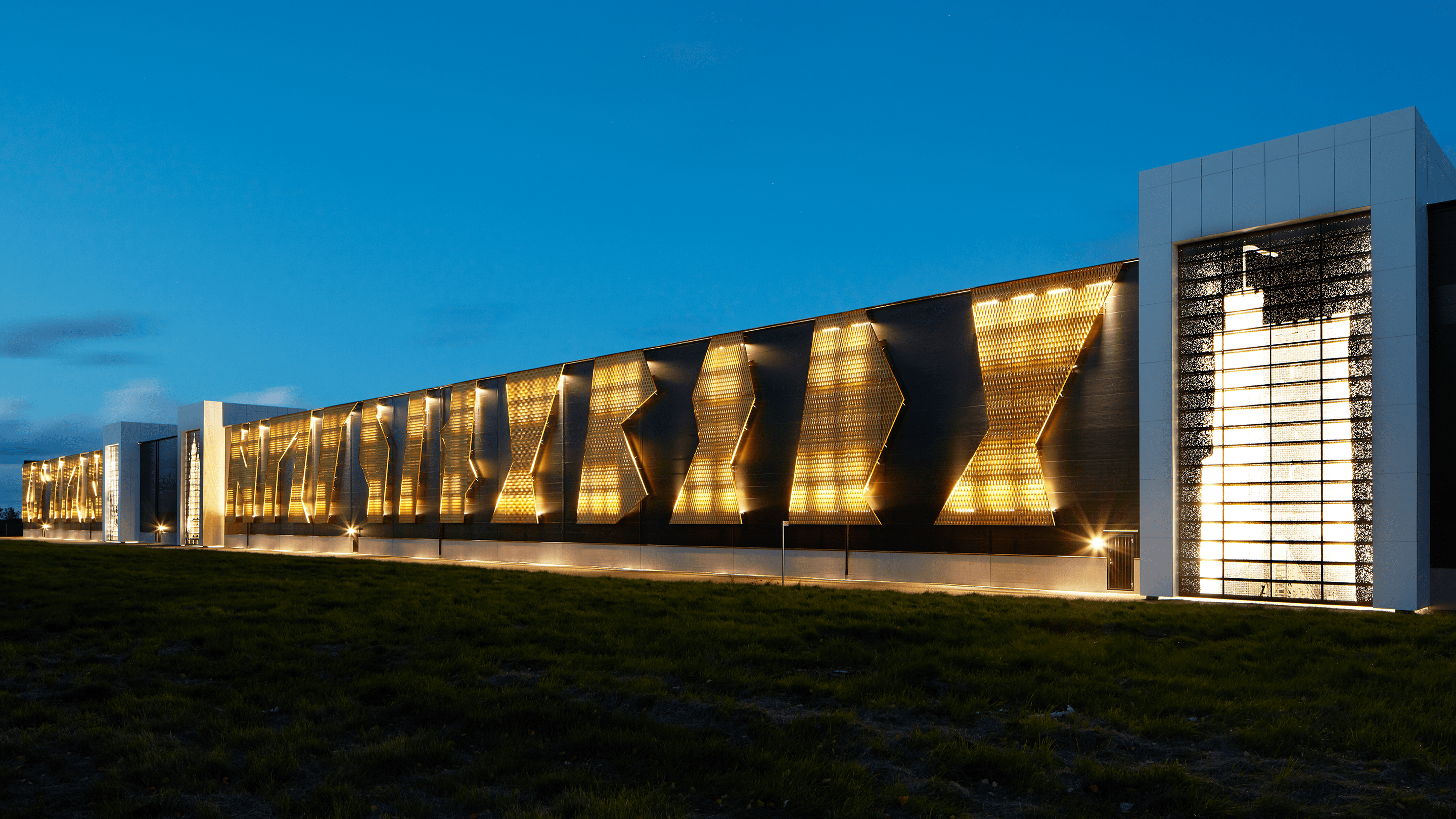 Nowaste - Logistikhall i kvällsljus