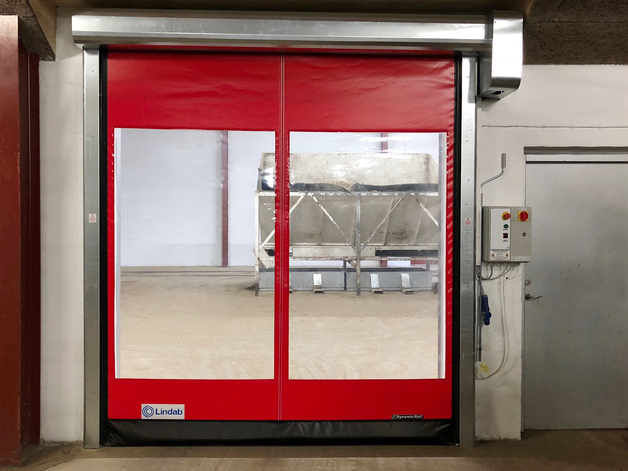 Foto af rød hurtigport fra Lindab